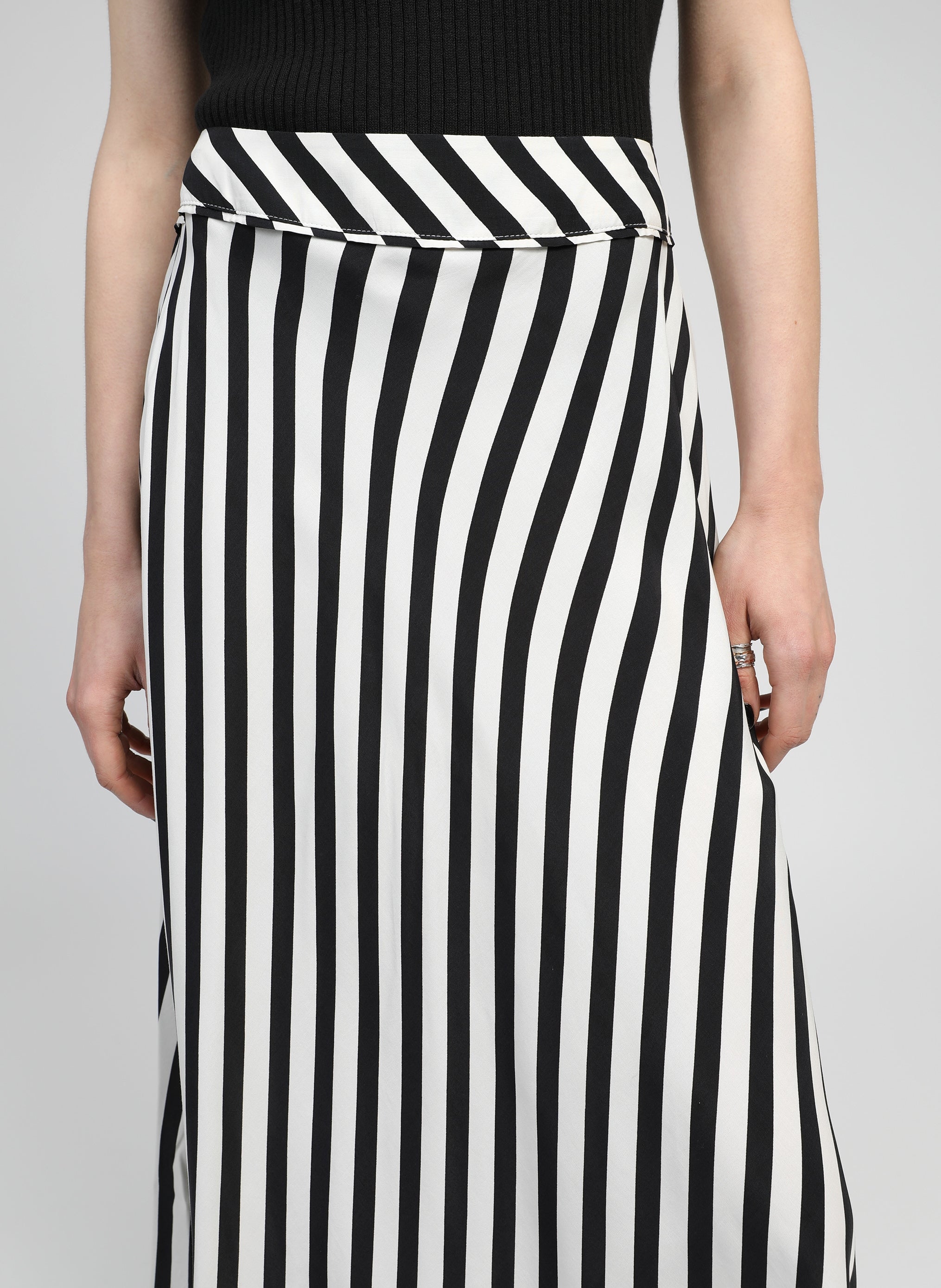 GALVILY falda larga de tachuelas negra