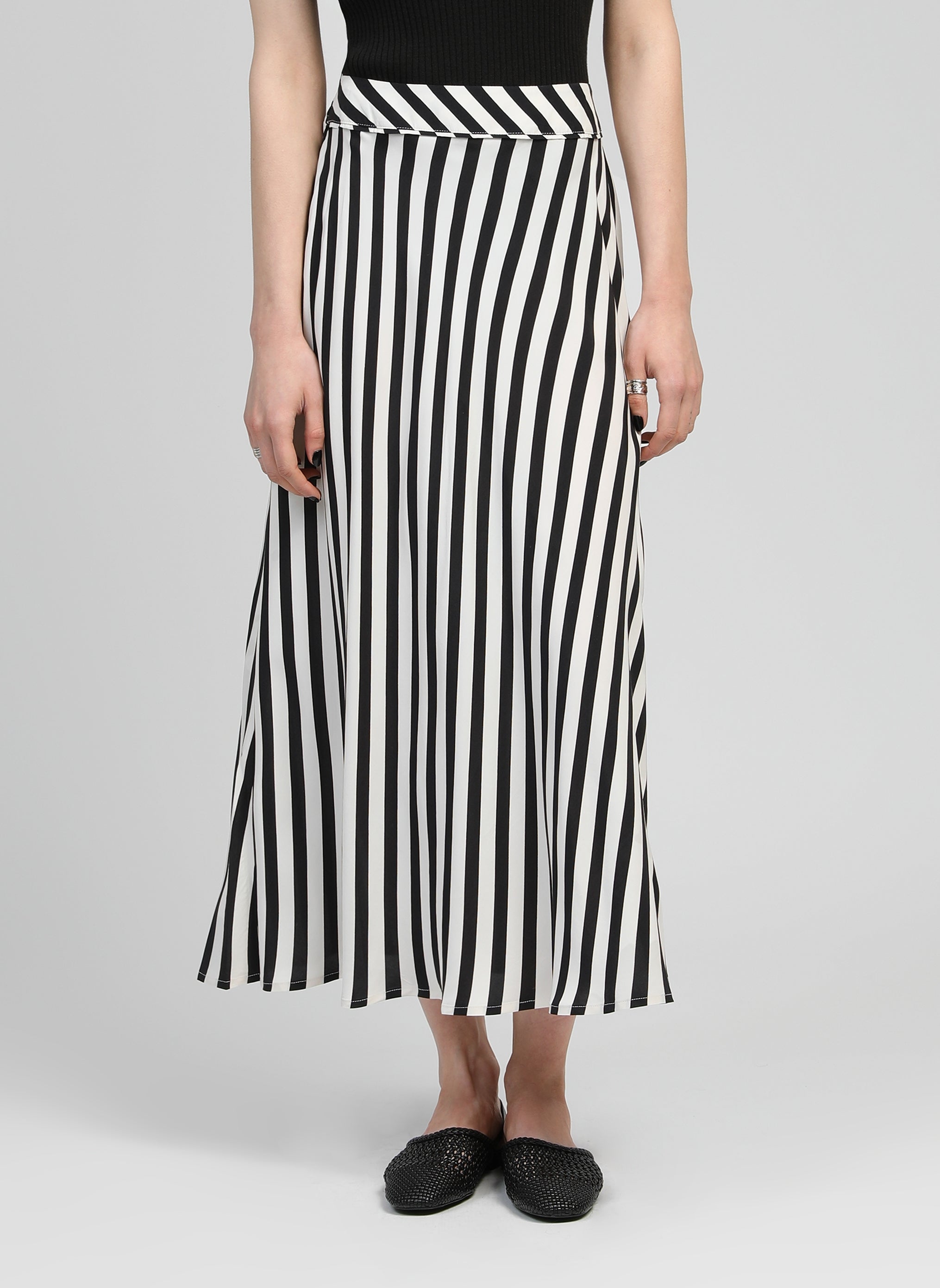 GALVILY falda larga de tachuelas negra