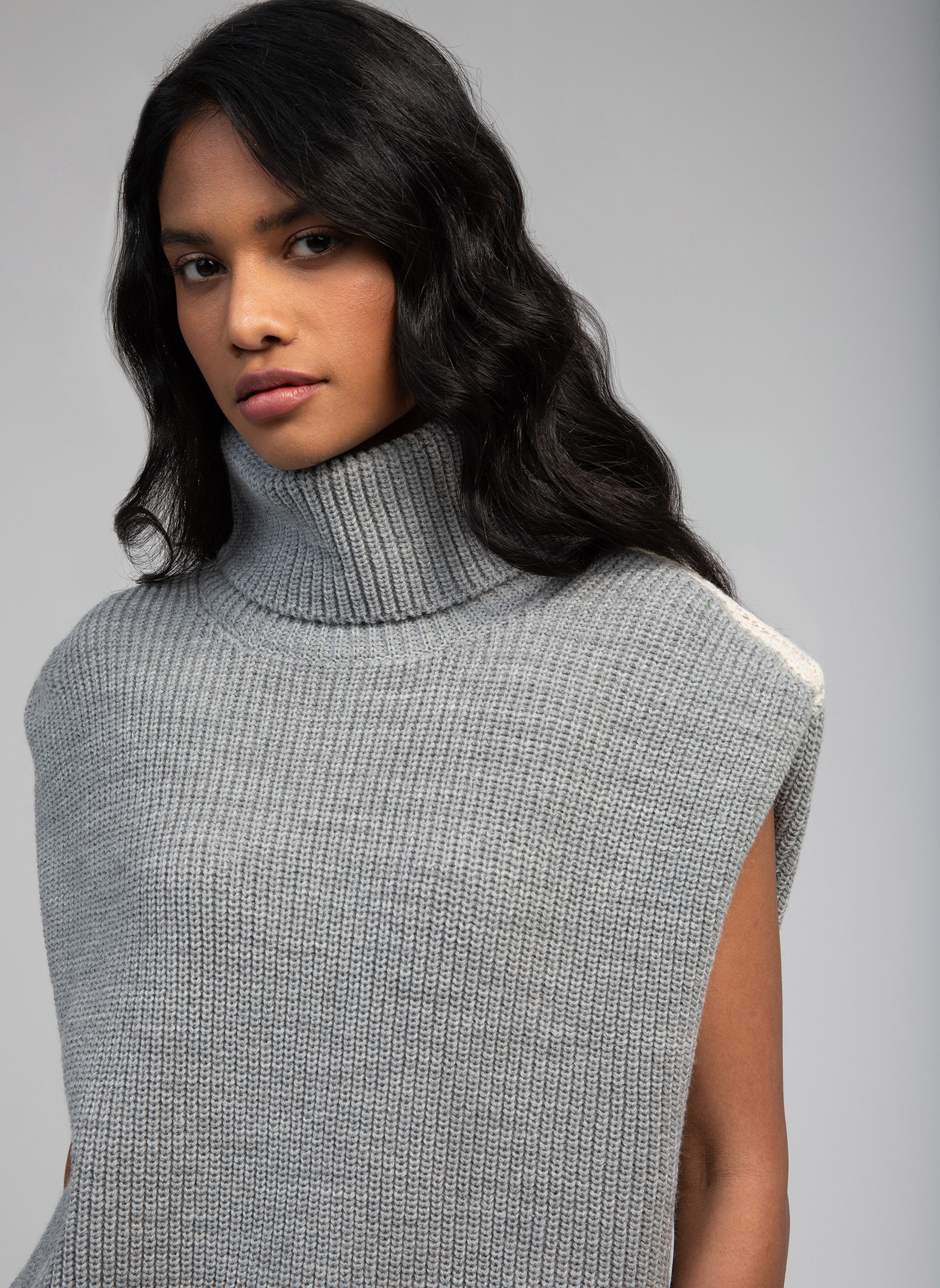 LARIANA CHINA GREY PULL