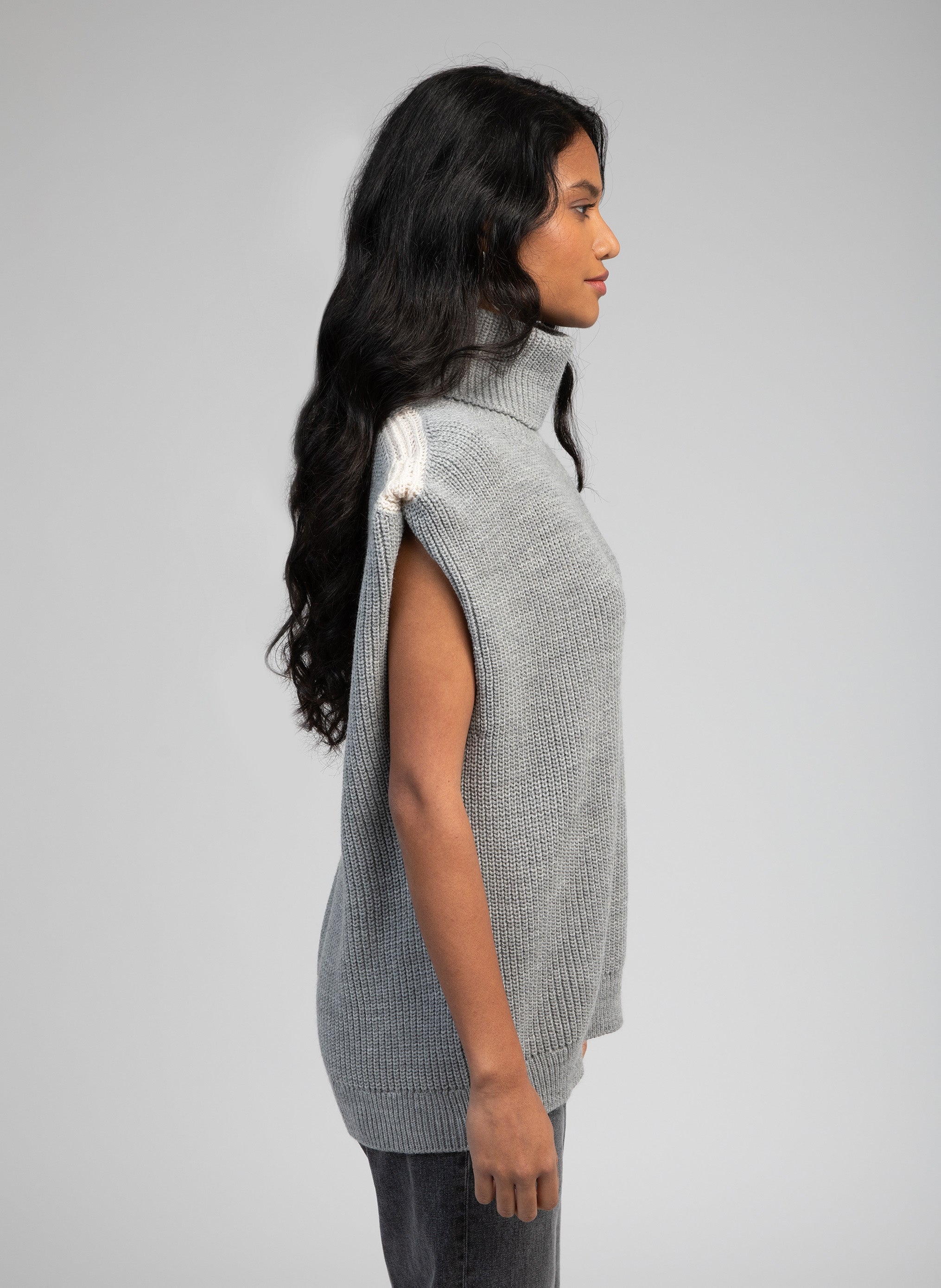LARIANA CHINA GREY PULL